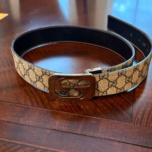 Authentic Gucci GG Supreme reversible belt with an Interlocking G buckle.